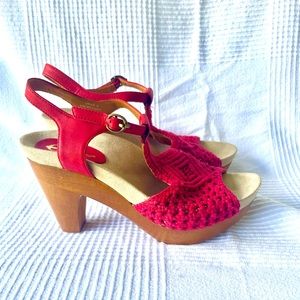 Earthies red crochet wooden platform sandal size 9.5